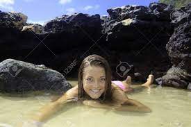 ハワイの潮のプールでビキニの女の子の写真素材・画像素材 Image 20485716