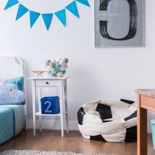 La chambre d'une petite fille est un véritable « petit espace girly » où elle passe beaucoup de temps, à jouer, à faire ses devoirs mais surtout à se reposer. 10 Inspirations Deco Pour Une Chambre D Enfant Sur Le Football