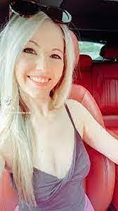 Amanda Skyles's Instagram, Twitter & Facebook