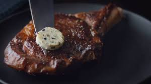 Choice ribeye*, breaded, and served with rice or beans and guacamole salad. Rib Eye A La Parrilla Con Mantequilla De Ajo Asado Ingredienta