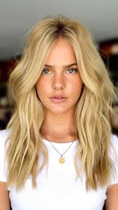 Un lob messy molto lungo, che arriva appena sotto le spalle, . Capelli Scalati Davanti E Pari Dietro Veramente Comodi Archzine It