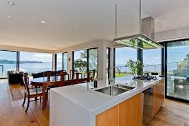 Crear un espacio en la cocina para sentarse a comer o para tomarte un descanso. Diseno De Cocina Comedor Modernas Constructora Paramount