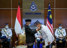 Menteri dalam negeri, tan sri muhyiddin mohd yassin memakaikan pangkat kepada ketua polis negara baharu, datuk seri abdul hamid bador sambil diperhatikan oleh tan sri mohamad fuzi harun pada majlis serah terima tugas ketua polis negara di dewan tan sri khalid abu bakar, pulapol, kuala lumpur. Igp Receives Indonesian President S Bintang Bhayangkara Utama Award Malaysia Malay Mail