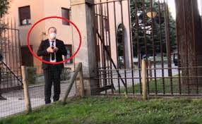 Luigi berlusconi e federica fumagalli si sono sposati a sant'ambrogio, con un matrimonio intimo e riservato. Luigi Berlusconi Al Matrimonio Il Paparazzo Esagera Il Bodyguard Sbrocca Alta Tensione Spunta Il Video Libero Quotidiano