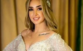 يتخذ حازم وهنا المتحابين قرارا بإنجاب وليدهما المرتقب على الأراضي الأمريكية طمعًا في الجنسية، إلا أن عقبات كثيرة ستعترض طريقهما وتهدد بتدمير زواجهما، خاصة حين تبقى هنا. Ù‡Ù„ Ù‡Ù†Ø§ Ø§Ù„Ø²Ø§Ù‡Ø¯ Ø­Ø§Ù…Ù„ Ø§Ù„ÙˆØ·Ù†ÙŠØ© Ù„Ù„Ø¥Ø¹Ù„Ø§Ù…