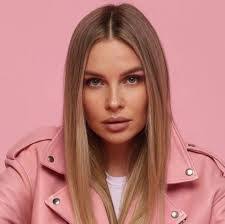 Keri Fox's Instagram, Twitter & Facebook