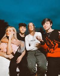 Charli D Amelio On Instagram Just Some Family Tings In 2020 Friend Photoshoot Celebrity Pictures Charlie Video