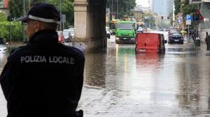 Jun 23, 2021 · traffico in tilt questo pomeriggio a torino, in corso san maurizio all'angolo con via bava dove è scoppiata, probabilmente a causa del maltempo delle scorse ore, una tubatura. Maltempo Milano Bomba D Acqua Sulla Citta Ed Esonda Il Seveso La Repubblica