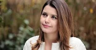 Türkiye, efe güray'ı sevgilisi beren saat yorulmasın diye yarışma sırasında beklerken tanımıştı. Da4h9ds6h8x Lm