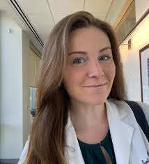 First year spotlight alert! ⭐️‼️…. Meet Emilee Herringshaw, MD MBA!!  📚Undergrad: Boston College 🎓Med School: UMass Chan Medical School ✏️Grad  School: UMass Lowell Manning School of Business 🧴Dermatology Interests:  Procedural dermatology ...