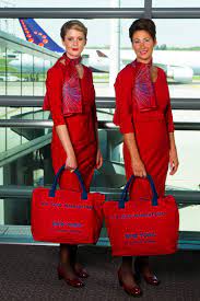 Zwei frauen sitzen blutverschmiert, mit staub überzogen und vollkommen verzweifelt auf einer bank. Epingle Sur Aviacion Y Azafatas