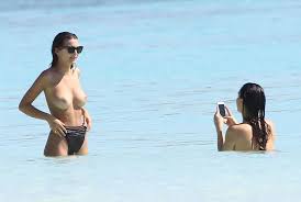 La bimbo à la plage, c'est tout un programme ! Des Photos De Emily Ratajkowski Topless Sur La Plage Avec Ses Amies Whassup