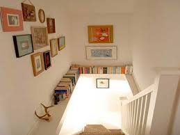 Dans Cette Cage D Escalier Une Poutre Permet De Creer Une Etagere Pour Le Rangement Des Livres Des Cadres Deco Escalier Decoration Cage Escalier Cage Escalier