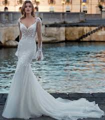 May 17, 2021 · eleganza, raffinatezza e ricercatezza nei dettagli animano gli abiti da cerimonia lunghi 2021. Pin Su Abiti Da Sposa