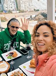 Saludos desde la playa con energía positiva