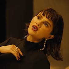 Selena Gomez's appearance in her “In The Dark” music video has left fans  stunned, with many claiming she looks “unrecognizable” and speculating that  a botched surgery might be to blame. 👀