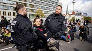 Condensé de l'anglais rebellion against extinction, « rébellion contre l'extinction »), souvent abrégé en xr, est un mouvement social écologiste international qui revendique l'usage de la désobéissance civile non violente afin d'inciter les gouvernements à agir dans le but d'éviter les. Extinction Rebellion Etablierte Protestform Des Zivilen Ungehorsams Politik