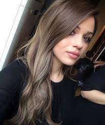 Casi a todas las morenas les favorece el pelo castaño con mechas rubias, ya que eso depende del color de tus ojos y de las facciones de tu rostro, es por ello que para unas son ventajas y para otras desventajas.una de las técnicas que favorecen a las morenas, son las mechas californianas que son mechas para morenas cuyo objetivo es iluminar y rejuvenecer el rostro. Me Gusta Este Color De Pelo Castano Con Imagenes Cabello Cafe Color De Pelo Color De Cabello