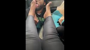 Esclave d’adoration des pieds léchant les pieds sales propres! Ig  @michelefet91