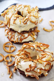 Schokoladen Donuts Mit Salziger Karamellcreme Backen Diy Rezept Donuts Backen Karamellcreme Donut Rezepte