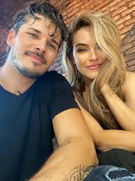 The dancing with the stars pro spoke with e! Dancing With The Stars Competitor Chrishell Stause Shares What The Show Is Really Like Gma