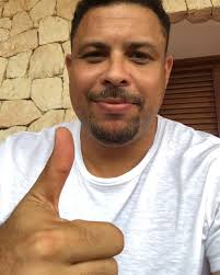 Oi pessoal! Já estou em casa depois de alguns dias na clínica. Obrigado a  todos pelos comentários carinhosos e energia positiva! Muito obrigado  também à equipe de médicos e enfermeiros pela gentileza