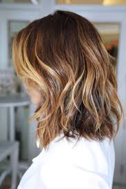 Cette teinte est principalement adressée aux cheveux châtains ou bruns. Balayage Cheveux Printemps Ete En 15 Idees Qui Respirent La Fraicheur