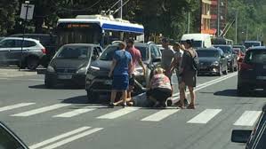 Un pieton a fost lovit de o mașină chiar pe trecerea de pietoni, seara trecută, în zona intim din reșița. Foto Pieton Lovit Pe Trecere De Pietoni Safenews