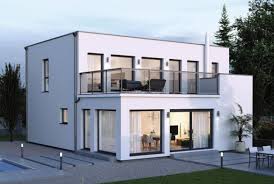 Große glasfassaden, fensterbänder, kastenförmige architektur, flachdach, oft mit einer darüber befindlichen dachterrasse, holzfassade. Bauhaus Stadtvilla Elk Haus 164 Elk Fertighaus Hausbaudirekt De