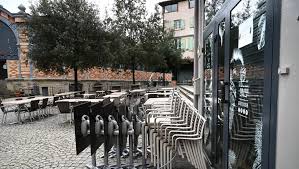 Kaddour hadadi, le chanteur de hk et les saltimbanks, à l'origine de la chanson danser encore, était l'invité surprise du collectif occupons le théâtre et des vendredi de la colère ce vendredi midi. Castres Tarn Couvre Feu A Partir De Vendredi Soir Minuit Ladepeche Fr