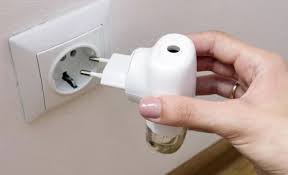 Ayrıca o prize takılan saçmalıkları önermeyin , o cihazlardan kullandım ve sineklerin odaya girmemesini geçtim artık , sinekler o cihazın üstüne çıkıp halay çekiyorlardı resmen. Sivrisinek Kovucu Olarak Kullanilan Elektrolikitler Sagliga Zararli Mi Eksi Seyler