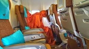 Berada terlalu lama di dalam kapal terbang menyukarkan kita untuk bersolat bila tiba waktunya. Shalat Fardhu Di Atas Kendaraan Apakah Sah Hukumnya