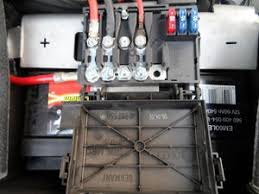 Original vw abdeckung seitliche abdeckung für den sicherungskasten in der schalttafel farbe: Brandschutz Hauptsicherungskasten Auf Der Batterie Golf 1 Und Golf Cabrio Wiki