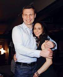 Ему 42 года, он женат, трое детей: Zhena Vitaliya Klichko Moj Muzh Byl Na Majdane A Moe Mesto Ryadom S Nim Foto
