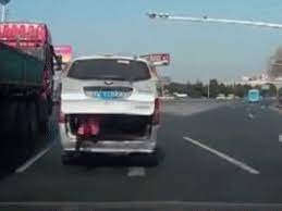 Video Shows Toddler Falling Out Of Van Onto Busy Road Thejournal Ie