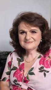 Soft, natural makeup with neutrals and petal tones