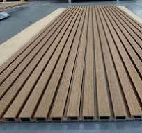 Venta caliente exterior estriado tableros pared madera alternativas WPC  paneles de pared para exteriores