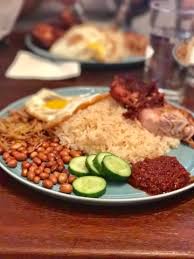 Kemudian masukkan cili giling, halia, asam jawa dan daun pandan. The Coconut Club Ann Siang Hill