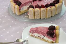 Drei esslöffel pfirsichpüree mit der gemahlenen gelatine in einen topf geben und auf dem herd vorsichtig erwärmen, bis sich die gelatine aufgelöst hat. No Bake Kirschtorte Mit Quark Joghurt Sommerliche Torte Ohne Backen Ohne Gelatine Absolute Lebenslust