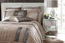 هكذا تتمتع غرفة النوم بتصميم دافئ وعناصر الاسترخاء