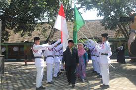 Penjelasan:gerak lembeyan adalah kaki kanan menapak,kaki kiri jinjit kebelakang tumit kanan,kedua tangan bergerak ke kanan dan ke kiri sambil melangkah di tempat. Mtsn 4 Nganjuk