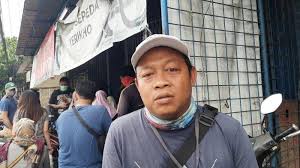 Dia menjadi juru parkir setelah pulih dari kecelakaan saat masih berprofesi sebagai sopir mobil tangki bbm di pt. Cerita Iman Juru Parkir Di Depan Toko Sepeda Penghasilan Meningkat 80 Persen Karena Banyak Pembeli Tribun Jakarta