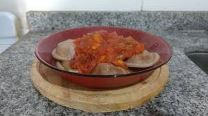 Cortar discos de 4 cm de diámetro y rellenar, si tiene los moldes estirar en rectángulo y cubrir los moldes colocando el relleno en cada uno, como muestra la imagen. Sorrentinos Caseros La Cocina De Negrita