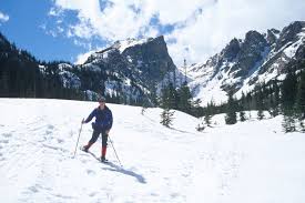 Kindern skifahren lernen mithilfe eines sicherheitsgurtes. Schneeschuhwandern Im Yellowstone Nationalpark Winter Usa Tourismus Schiegg