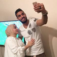 ويشارك الممثل المصري متابعيه على تطبيق انستغرام بصور تجمعه بزوجته هند حداد وابنهما، ولفت الانظار بنسبة الشبه الكبيرة بينه وبين زوجته السمراء، وتحولا لحديث السوشيال ميديا، بعد تداول صورهما، متسائلين ان كانت من اقارب الفنان الراحل كمال الشناوي. Ø´Ø§Ù‡Ø¯ Ø£Ø­Ù…Ø¯ Ø§Ù„Ø´Ù†Ø§ÙˆÙŠ ÙŠØ­ØªÙÙ„ Ø¨Ø¹ÙŠØ¯ Ù…ÙŠÙ„Ø§Ø¯Ù‡ Ù…Ø¹ Ø²ÙˆØ¬ØªÙ‡