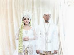 Koleksi baju muslim rancangan zaskia sungkar trend sekarang. Cerita Ivan Gunawan Desain Baju Pengantin Zaskia Gotik Di Tengah Pandemi Corona