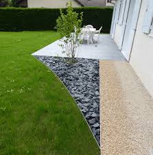 Terrasse En Gres Cerame Agrementee D Un Massif Avec Un Paillage D Ardoise Paillage Jardin Amenagement Jardin Jardins