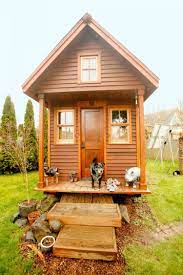 Rumah123.com akan menyajikan puluhan gambar teras rumah minimalis sebagai inspirasi teras rumah ini memiliki pintu rumah bercat hitam yang kontras dengan dinding rumah berwarna krem. 45 Rumah Kayu Minimalis Model Sederhana Desain Modern