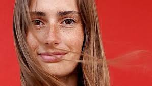 Lily-Belle de Chollet, la jeune bigoudène publie son nouveau roman  feel-good sur les liens familiaux