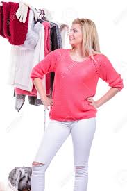 Le jean est confortable et superbe pour une longue journée au lycée. Jeune Femme Dans L Indecision De Garde Robe Maison Placard Ado Fille Blonde De Choisir Sa Tenue De Mode Chaud Sur Rack De Vetements Cueillette Vetements D Automne D Hiver Concept Commercial Banque D Images Et Photos